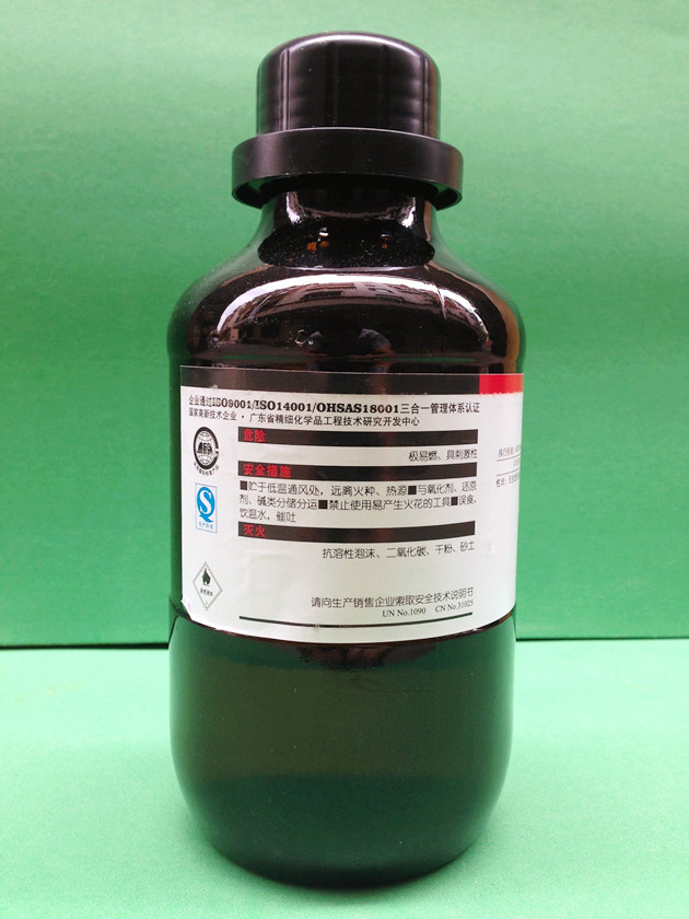 放置,遇水(反应剧烈)或溶于含水溶剂时很快聚合,加热时,无水